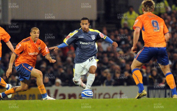 25.11.08 - Championship Football Cardiff City v Reading Cardiff's Wayne Routledge tries to get through 