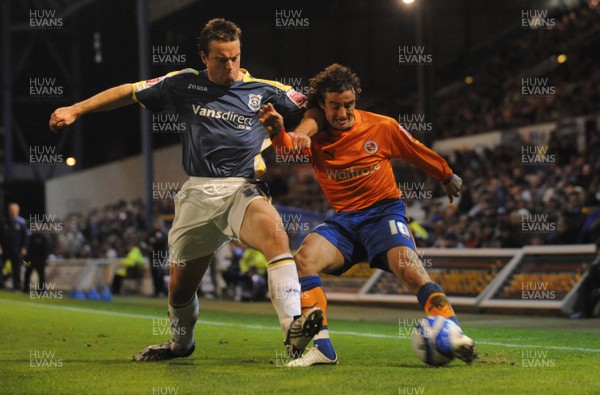 25.11.08 - Cardiff City v Reading - The Championship - Reading's Stephen Hunt is tackled by Cardiff's Gavin Rae. 