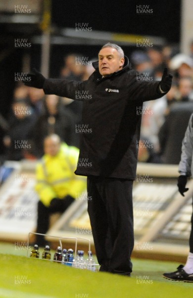 25.11.08 - Cardiff City v Reading - The Championship - Cardiff City Manager, Dave Jones makes a point. 