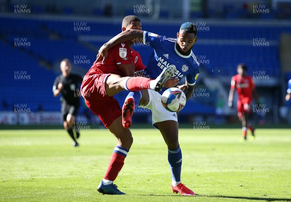 260920 - Cardiff City v Reading - SkyBet Championship - Leandro Bacuna of Cardiff City is challenged by Andy Rinomhota of Reading