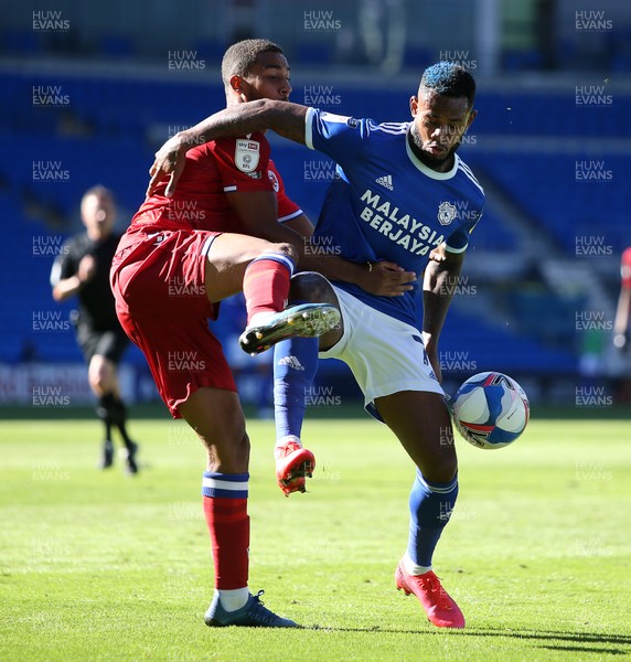 260920 - Cardiff City v Reading - SkyBet Championship - Leandro Bacuna of Cardiff City is challenged by Andy Rinomhota of Reading