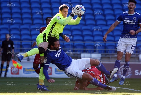 260920 - Cardiff City v Reading - SkyBet Championship - Sean Morrison of Cardiff City collides with keeper Rafael Cabral of Reading
