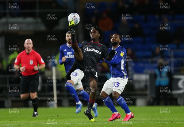 310120 - Cardiff City v Reading, Sky Bet Championship - Ovie Ejaria of Reading wins the ball under pressure from Junior Hoilett of Cardiff City