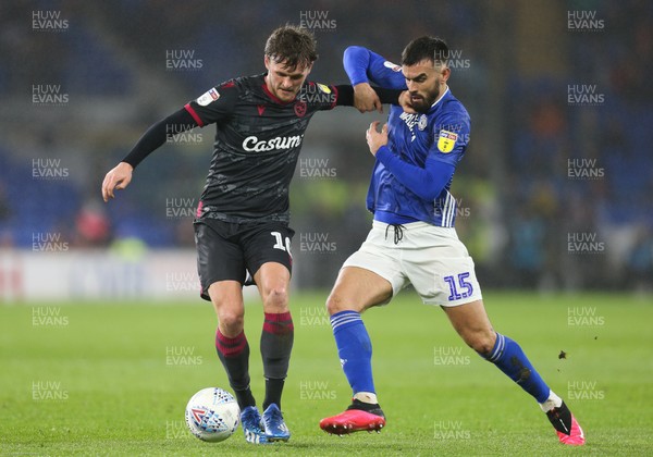 310120 - Cardiff City v Reading, Sky Bet Championship - John Swift of Reading holds off the challenge from Marlon Pack of Cardiff City