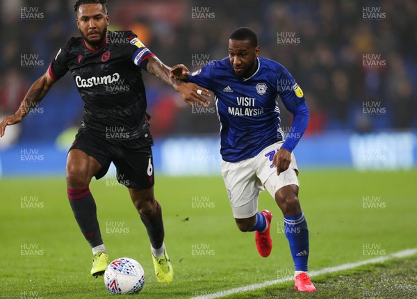 310120 - Cardiff City v Reading, Sky Bet Championship - Junior Hoilett of Cardiff City gets past Liam Moore of Reading