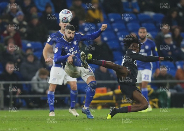 310120 - Cardiff City v Reading, Sky Bet Championship - Callum Paterson of Cardiff City and Ovie Ejaria of Reading compete for the ball