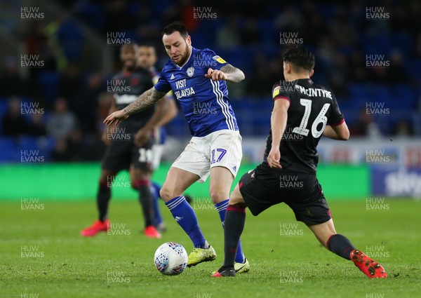 310120 - Cardiff City v Reading, Sky Bet Championship - Lee Tomlin of Cardiff City takes on Tom McIntyre of Reading