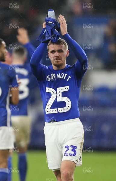 310120 - Cardiff City v Reading, Sky Bet Championship - Danny Ward of Cardiff City pays tribute to Matlock Town's Jordan Sinnott at the end of the match