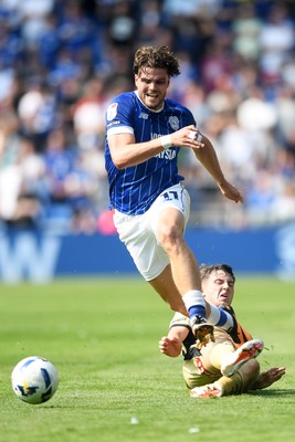 160825 - Cardiff City v Rotherham United - Sky Bet League 1 - Ollie Tanner of Cardiff City is challenged by Daniel Gore of Rotherham United