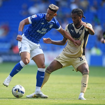 160825 - Cardiff City v Rotherham United - Sky Bet League 1 - Callum Robinson of Cardiff City is challenged by Zak Jules of Rotherham United