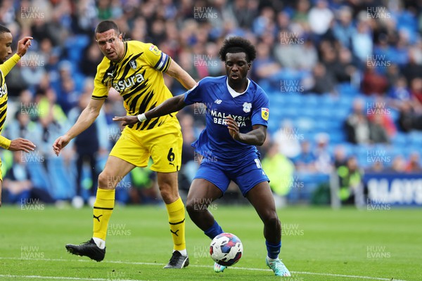 291022 - Cardiff City v Rotherham United - Sky Bet Championship - Sheyi Ojo of Cardiff city (r) and Richard Wood of Rotherham Utd (l) in action 