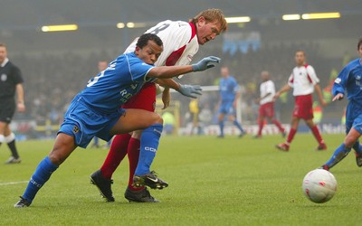 030104Cardiff City v Sheffield Utd, FA Cup 3rd round  Cardiff's Robert Earnshaw tangles with Stuart McCall  