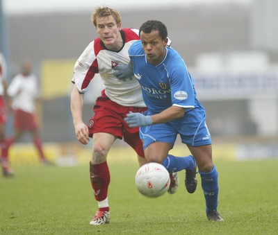 030104Cardiff City v Sheffield Utd, FA Cup 3rd round  Cardiff's Robert Earnshaw races away from Robert Kozluk 