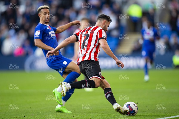 121122 - Cardiff City v Sheffield United - Sky Bet Championship - George Baldock of Sheffield United in action against Callum Robinson of Cardiff City
