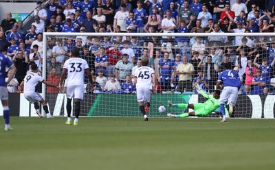 290826 - Cardiff City v Sheffield United - SkyBet Championship - Tom Cannon of Sheffield United scores a goal from the penalty spot