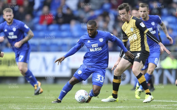 160917 - Cardiff City v Sheffield Wednesday, SkyBet Championship - Junior Hoilett of Cardiff City takes on David Jones of Sheffield Wednesday