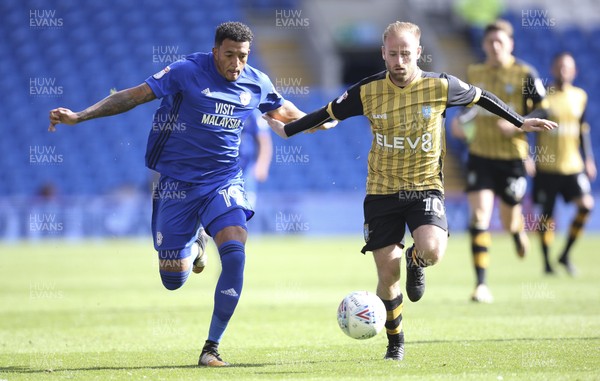 160917 - Cardiff City v Sheffield Wednesday, SkyBet Championship - Nathaniel Mendez-Laing of Cardiff City gets away from Barry Bannan of Sheffield Wednesday