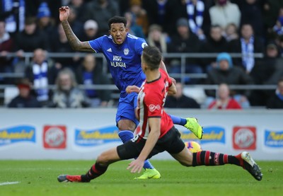 081218 - Cardiff City v Southampton, Premier League - Nathaniel Mendez Laing of Cardiff City tries to play the ball as Jan Bednarek of Southampton challenges