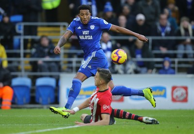 081218 - Cardiff City v Southampton, Premier League - Nathaniel Mendez Laing of Cardiff City tries to play the ball as Jan Bednarek of Southampton challenges