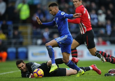 081218 - Cardiff City v Southampton, Premier League - Josh Murphy of Cardiff City tries to get past Southampton goalkeeper Alex McCarthy