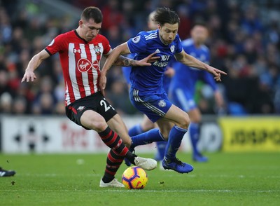 081218 - Cardiff City v Southampton, Premier League - Pierre-Emile Hojbjerg of Southampton and Harry Arter of Cardiff City compete for the ball