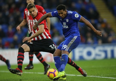 081218 - Cardiff City v Southampton, Premier League - Nathaniel Mendez Laing of Cardiff City fires a shot at goal