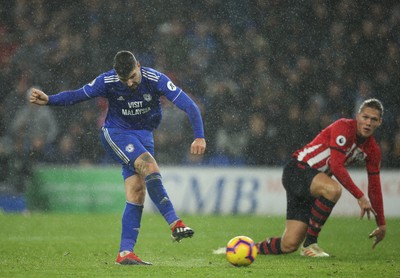 081218 - Cardiff City v Southampton, Premier League - Callum Paterson of Cardiff City beats Jannik Vestergaard of Southampton to shoot and score goal