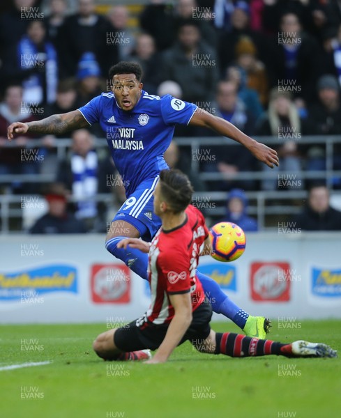 081218 - Cardiff City v Southampton, Premier League - Nathaniel Mendez Laing of Cardiff City tries to play the ball as Jan Bednarek of Southampton challenges