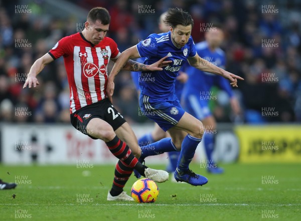 081218 - Cardiff City v Southampton, Premier League - Pierre-Emile Hojbjerg of Southampton and Harry Arter of Cardiff City compete for the ball