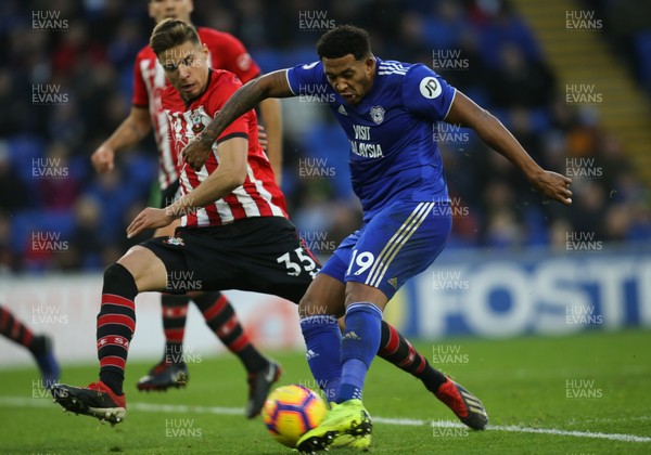 081218 - Cardiff City v Southampton, Premier League - Nathaniel Mendez Laing of Cardiff City fires a shot at goal