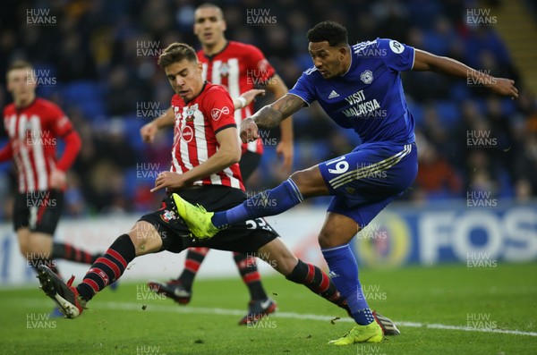 081218 - Cardiff City v Southampton, Premier League - Nathaniel Mendez Laing of Cardiff City fires a shot at goal