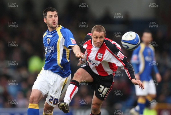 29.03.08 .. Cardiff City v Southampton, Coca Cola Championship -  Cardiff's Steve Thompson and Southampton's Chris Perry battle for the ball 