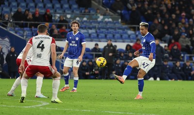 291225 - Cardiff City v Stevenage, EFL Sky Bet League 1 - Callum Robinson of Cardiff City plays the ball forward