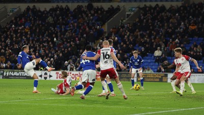 291225 - Cardiff City v Stevenage, EFL Sky Bet League 1 - Callum Robinson of Cardiff City shoots to score goal