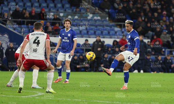 291225 - Cardiff City v Stevenage, EFL Sky Bet League 1 - Callum Robinson of Cardiff City plays the ball forward