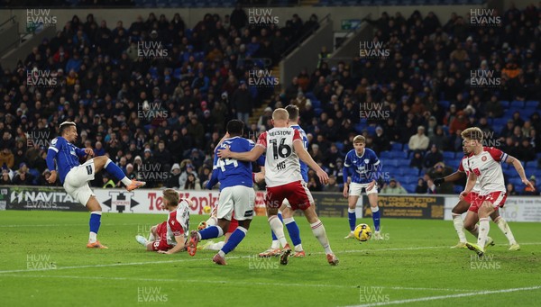 291225 - Cardiff City v Stevenage, EFL Sky Bet League 1 - Callum Robinson of Cardiff City shoots to score goal