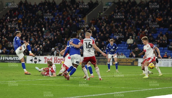 291225 - Cardiff City v Stevenage, EFL Sky Bet League 1 - Callum Robinson of Cardiff City shoots to score goal