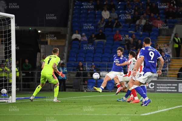 080926 - Cardiff City v Stoke City - Sky Bet Championship - Ollie Tanner of Cardiff City goes close