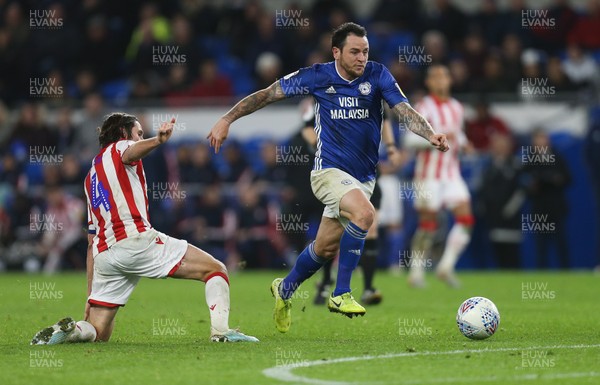 261119 - Cardiff City v Stoke City, Sky Bet Championship - Lee Tomlin of Cardiff City charges forward