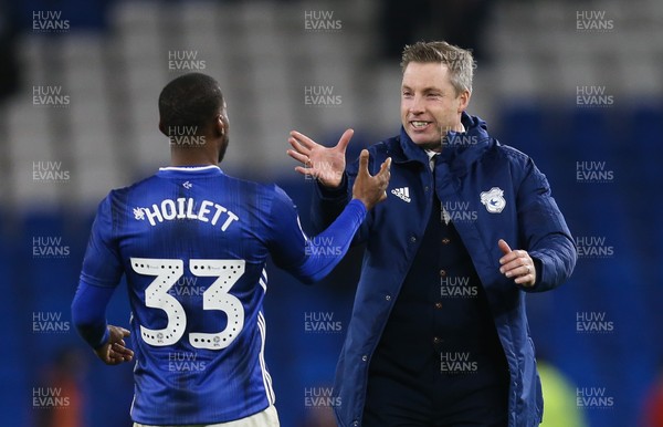 261119 - Cardiff City v Stoke City, Sky Bet Championship - Cardiff City manager Neil Harris celebrates with Junior Hoilett of Cardiff City at the end of the match