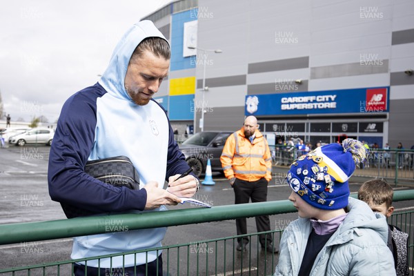 010423 - Cardiff City v Swansea City - Sky Bet Championship - Connor Wickham of Cardiff City signs an autograph for a young fan ahead of the match 