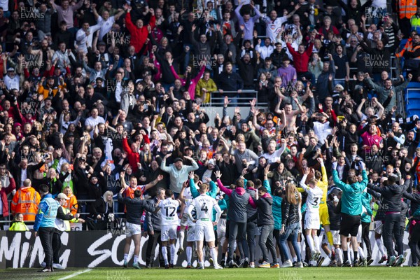 010423 - Cardiff City v Swansea City - Sky Bet Championship - Swansea City celebrate with fans at full time