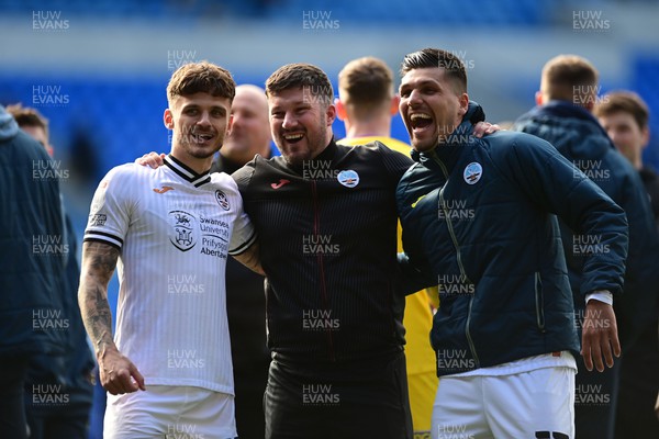 020422 - Cardiff City v Swansea City - Sky Bet Championship - Jamie Paterson of Swansea City and Joel Piroe of Swansea City  celebrate at full time with Kitman Mike Eames 