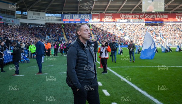 120120 - Cardiff City v Swansea City, Sky Bet Championship - Swansea City head coach Steve Cooper pitch side at the Cardiff City Stadium at the start of the match