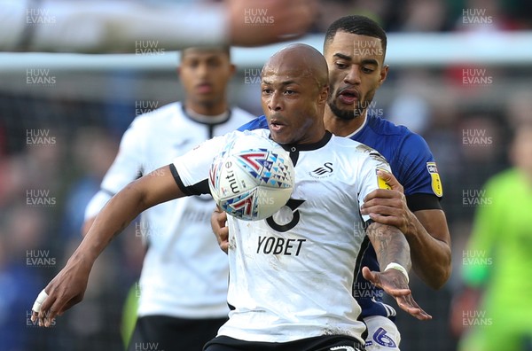 120120 - Cardiff City v Swansea City, Sky Bet Championship - Andre Ayew of Swansea City holds off Curtis Nelson of Cardiff City