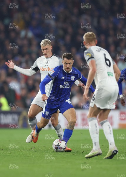 160923 - Cardiff City v Swansea City, EFL Sky Bet Championship - Aaron Ramsey of Cardiff City tests the Swansea defence
