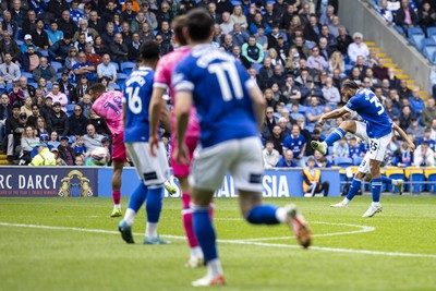 260425 - Cardiff City v West Bromwich Albion - Sky Bet Championship - Andy Rinomhota of Cardiff City shoots at goal