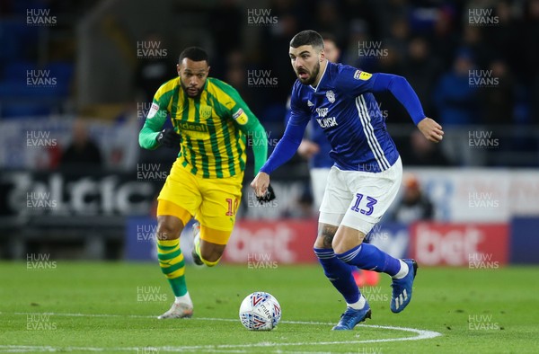 280120 - Cardiff City v West Bromwich Albion, Sky Bet Championship - Callum Paterson of Cardiff City presses forward