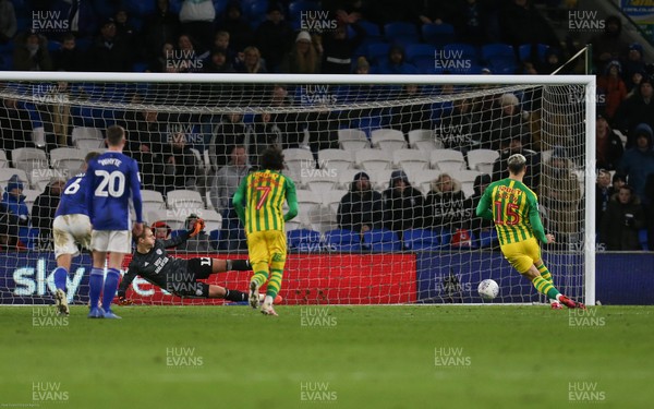 280120 - Cardiff City v West Bromwich Albion, Sky Bet Championship - Charlie Austin of West Bromwich Albion sends Cardiff City goalkeeper Alex Smithies the wrong way as he scores from the penalty spot