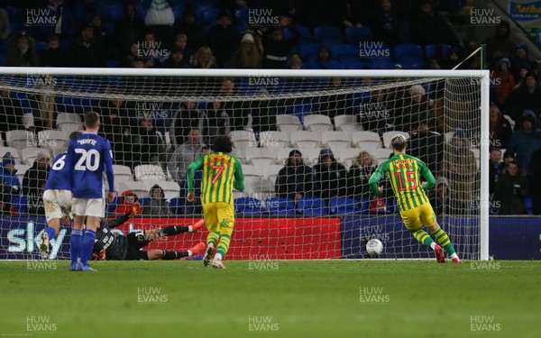 280120 - Cardiff City v West Bromwich Albion, Sky Bet Championship - Charlie Austin of West Bromwich Albion sends Cardiff City goalkeeper Alex Smithies the wrong way as he scores from the penalty spot
